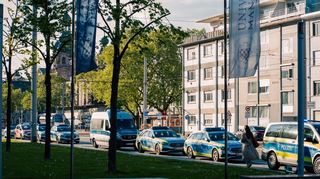 Vor der Uni Mannheim standen zahlreiche Polizeiautos und andere Einsatzfahrzeuge.