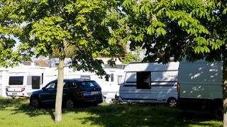 Keineswegs vorübergehendes Urlaubsdomizil für wenige Wochen, sondern Zuhause an 365 Tagen im Jahr: Die Schaustellerfamilie ist mit mehreren Wohnwagen, umgebautem Sattelaufflieger und weiteren Fahrzeugen angereist und hat ihr zuhause immer mit dabei.
