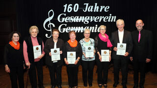 Der Gesangverein Germania feiert sein 160-jähriges Bestehen und ehrt im Rose-Saal seine treuen Mitglieder: Die stellvertretende Vorsitzende Annerose Seitz (v. l.) gratuliert Herta Weis, Helga Schäufele, Gerlinde Huber, Ursula Biele, Renate Richter und Horst Tenschert gemeinsam mit dem Vorsitzenden Armin Wolf.