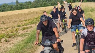 Die letzten Meter der Rückkehr: Die Krügers werden von ihren Feuerwehrkameraden von Schwetzingen nach Ketsch geleitet.