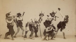 Das ist eines der historischen Fotos von den Münchner Künstlerfesten aus dem Nachlass Franz von Lenbachs, die in Schwetzingen gezeigt werden.