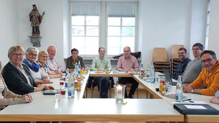 In einer gemeinsamen Sitzung prüfen die Projektleitung, der Vorstand der PGR-Vollversammlung sowie die Projektkoordinatoren den aktuellen Entwurf der Gründungsvereinbarung, zu dem nun Rückmeldungen gesammelt werden.