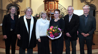 In der evangelischen Kirche wurde eine neue Dekanin gewählt. Prälatin Heide Reinhard (v.l.), Landesbischöfin Prof. Dr. Heike Springhart, Schuldekanin Christine Wolf, Pfarrerin Katharina Treptow-Garben, Vorsitzender Michael Dahlinger und stellvertretender Vorsitzender Dr. Holger Lehmann.