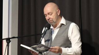 Es ist eine Premiere in Plankstadt: Der Autor Arnim Töpel liest aus seinem neuen Roman „rechtzeitig gehen“ vor.