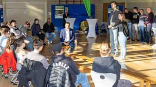 Bürgermeister Nils Drescher (Mitte,sitzt auf der Bank) erklärt zusammen mit Max Gund und Vanessa Stahl, beide vom Jugendbeirat, den Jugendlichen den Ablauf vom Speeddating. Danach können die Gespräche mit den Kandidaten beginnen.