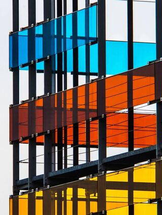 Reizvolle Farbakzente in der Architektur hat Dr. Ralf Hackmann in diesem Foto, das in der Ausstellung zu sehen ist, eingefangen.