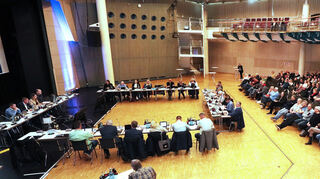 Deutlich weniger Besucher als bei der Bürgerinfoveranstaltung eine Woche zuvor: Rund 80 Bürger verfolgen die Beschlussfassung des Gemeinderats zur Ring-Weiterentwicklung in der Stadthalle.