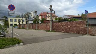Blick aus der Gerhart-Hauptmann-Straße in Richtung Festplatz: Von hier aus oder über die Freiherr-vom-Stein-Straße soll die Zufahrt zu den Grundstücken - hinter der Mauer an den Bäumen - künftig erfolgen.