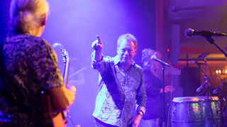 Er ist der Kopf von Shakatak: Bill Sharpe (M.), hier im Bild mit Gitarrist Keith Winter und Sängerin Jill Saward.