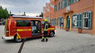 Einsatzkräfte der Schwetzinger Feuerwehr sperren das Gelände ab.