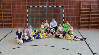 Fußballprofi Andreas Ibertsberger trainiert die Kinder der Klasse 2a der Plankstadter Friedrichschule. Eingefädelt hat den außergewöhnlichen Sportunterricht Klassenlehrerin Stefanie Schwarzer-Waha.