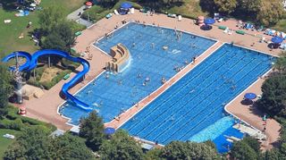 Viele Besucher in spe freuen sich schon jetzt auf die kommende Freibadsaison – nicht ohne Grund zählt die Brühler Anlage zu den schönsten der Region.