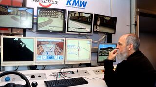 An acht Bildschirmen werden die Fahrten verfolgt und anschließend anlalysiert.
