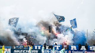 Viel Rauch im Gästeblock: Die Waldhof-Fans in Aalen, beim Auswärtsspiel gegen Ulm.