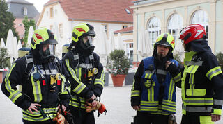 Kommandant Lars Oehring (r.) beim Einsatz der Feuerwehr am Palais Hirsch. Hier ist Erdgas ausgetreten, das abgesaugt werden muss.