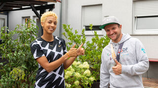 Malaika Mihambo und Dirk Oswald traffen sich im August 2021 am Rand eines Empfangs des TSV Oftersheim. Jetzt kommt Mihambo als Stargast zum HardtRun.