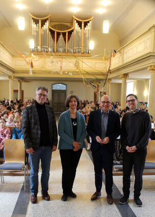 Freuen sich über das gelungene Projekt: Pfarrer Steffen Groß (v.l.), Künstlerin Andrea Tewes, Oberbürgermeister Dr. René Pöltl und Museumsleiter Lars Maurer.