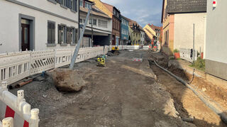 Die Baustelle auf den letzten Metern: In der Schwetzinger Straße wird vergangene Woche noch an Leitungen und Bodenbelag gearbeitet. Die Ortsdurchfahrt ist mittlerweile bis zum Rathausplatz freigegeben.
