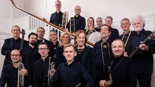 Galapagos Bigband nennt sich die Formation, die bei der Ballroom Night für tanzbare Musik sorgt.