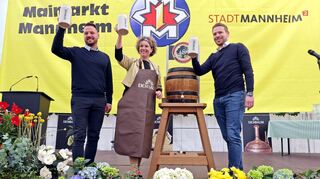 Beim Presserundgang auf dem Maimarkt Im Festzelt stimmt Diana Pretzell beim Fassbieranstich auf die Messe ein.