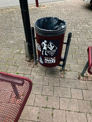 Erst kurz zuvor gereinigt, „zieren“ schon wieder Aufkleber und Schmierereien die Mülleimer, Bänke und das öffentliche Bücherregal rund um den Gockelbrunnen in Rohrhof.