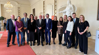 Bei den Schwetzinger Festspielen empfängt Oberbürgermeister Dr. René Pöltl Gäste aus Spoleto, Gemeinderäte und Staatssekretär Andre Baumann.