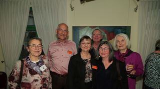 Die ausstellenden Künstler Traudel Hagmann (v . l), Florian T. Franke von Krogh, Karin Schmiedebach, Jessen Oestergaard, Karin Posmyk und Felicitas Wiest freuen sich über den großen Andrang bei der Vernissage.