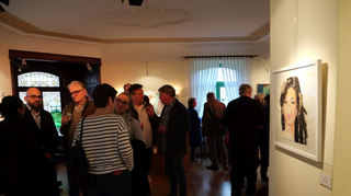 Die Besucher unterhalten sich angeregt.