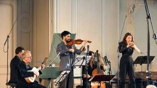 Dorothee Oberlinger mit ihrem Ensemble in Schwetzingen.