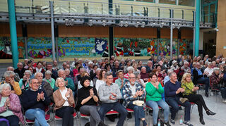 Die Aula der Schillerschule ist gut besucht.