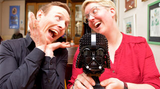 Die beiden Pfarrer Franziska Beetschen und Simon Layer sind Fans des Star Wars-Epos, bieten am Star Wars-Tag, 4. Mai, einen Themengottesdienst mit anschließendem Film schauen an, Darth Vader von Beetschaen aus Systembausteinen zusammengesteckt ist schonmal dabei.