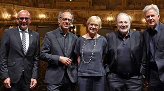 „Da Capo“ – ein Wiedersehen gibt es bei den Festspielen mit dem Piano-Duo GrauSchumacher bei den Festspielen. Dieses Bild zeigt den Auftritt 2022. OB Dr. René Pöltl (l.), Heike Hoffmann und Klaus Maria Brandauer stehen hier mit auf der Bühne.