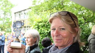 Fachlehrerin Brita Feuerstein zeigt einen der Pokale, den jedes Kind bekommt. Denn bei den Projekttagen sind alle Gewinner.