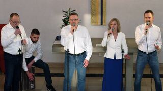 Ralf Piepenstock (v.l.), Dirk Piepenstock, Michael Lang, Silvia Klingel und Jens Schulze-Osthoff bringen Schwung ins Gotteshaus.