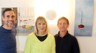 Villa-Benz-Geschäftsführer Julian Blem (v. l.) freut sich über die neue Ausstellung mit Werken der Künstlerin Johanna Knopf. Daneben Ehemann Hermann, der aus Schwetzingen stammt.