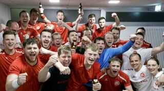 In der Kabine kennt der Jubel keine Grenzen: Mannschaft und Trainerteam der HG lassen es nach dem Aufstieg krachen – auf dem Schwetzinger Schlossplatz soll die ganze Woche weitergefeiert werden.
