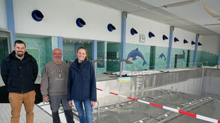Bäderleiter Armin Luksch (Mitte) zeigt Bauamtsleiter Marc Schneider und Klimaschutzmanagerin Julia Berberig, wie das Bäder-team parallel zur Vorbereitung des Freibads auch das Hallenbad grundgereinigt. Mitte Mai soll das Ketscher Freibad öffnen, während die Badestelle Hohwiese bereits ab dem 1. Mai zum Schwimmen und Sonnen einlädt.