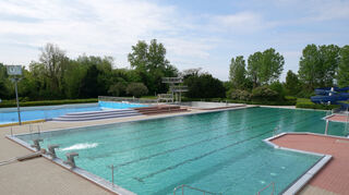 Das Schwimmerbecken ist seit dem Wochenende gefüllt, schimmert aber noch grünlich. Das soll sich die nächsten Wochen bis zur Eröffnung dank der Wasserumwälzung ändern.