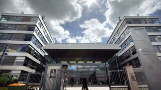 Frankfurt will einen Bürokomplex im Stadtteil Hausen künftig als Schule nutzen – ein teures und mühsames Vorhaben.