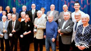 Eine starke Gemeinschaft, die eine schöne Ehrungsmatinee auf die Beine gestellt hat: aktive, passive und Gründungsmitglieder, Chorleitende, Moderatorinnen, Vereins- und politische Vertreter.