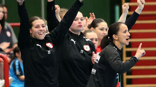 Zum Saisonende hin wieder jubeln: Janneke Geigle (v. l.), Viviane Schranz und Trainer-in Franziska Steil stehen im Abstiegskampf gehörig unter Druck.