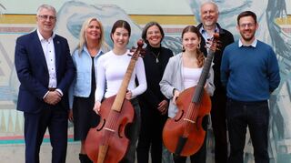 Bürgermeister Uwe Grempels (v.l.), Anja Kaiser, Amelie Beck, Martina Rothbauer, Lucia Amend, Christian Palmer und Bernhard Sommer bei der Ehrung der Preisträgerinnen des Wettbewerbs „Jugend musiziert“.