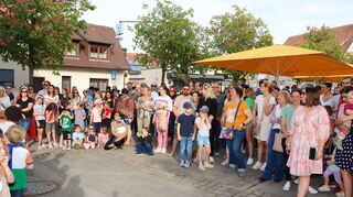 Zahlreiche Besucher sind bei der Eröffnung des Zunftbaumfest mit Musik und Gesang auf dem Rathausplatz dabei.