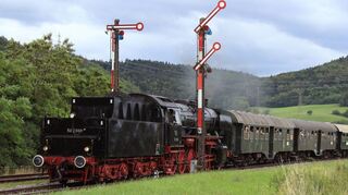 Bei dieser Fahrt in Epfenhofen zieht die Dampflok aus den 1940er-Jahren die Waggons.