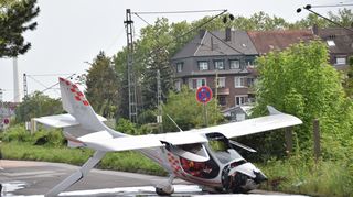 Ein Kleinflugzeug ist in Mannheim beim Versuch einer Notlandung auf der Straße gelandet.