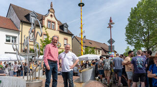 Bürgermeister Dr. Ralf Göck und der Vorsitzende des Gewerbeverein Ralf Schwarz unterm Zunftbaum.