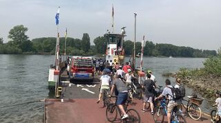 Stets voll besetzt pendelt die Kollerfähre am Maifeiertag über den Rhein hin und her.