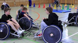 Mit den Sportrollis geht es rasant zur Sache – auch für Kinder ohne Handicap ein wichtiges Erlebnis.