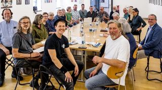 Zur Jubiläumsausstellung „40 Jahre Künstlerbund Speyer“ versammeln sich alle am großen Tisch – ein gutes Zeichen.