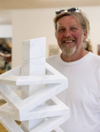Matthias Schöner ist hier mit seinem Kunstwerk „Querschnitt“ zu sehen.